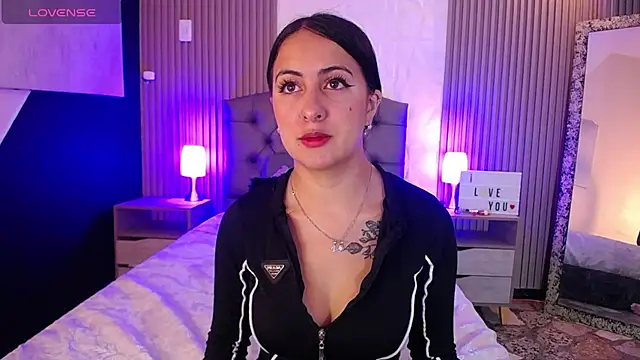 isabella smith  online show from February 21, 2025, 1:22 pm