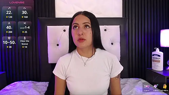 isabella smith  online show from March 21, 2025, 7:35 pm