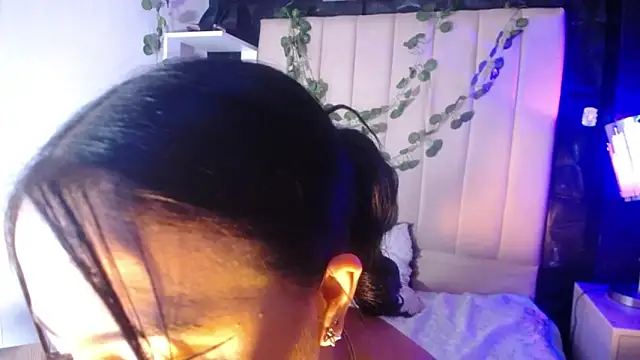 isabella smith  online show from October 10, 2025, 3:24 pm