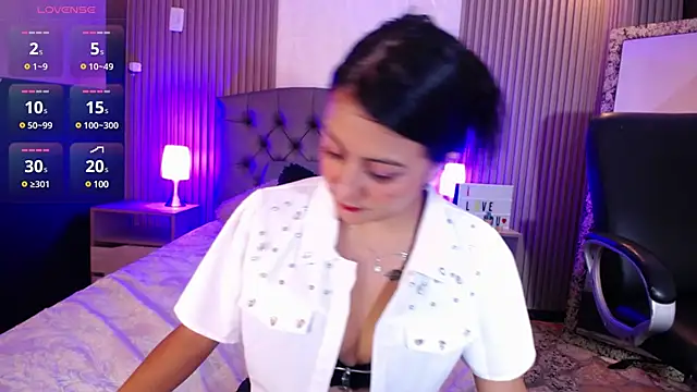 isabella smith  online show from February 8, 2025, 1:11 pm