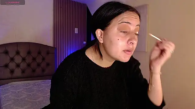 isabella smith  online show from October 14, 2025, 5:13 pm