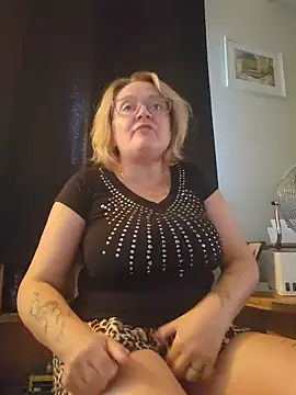 Snapshot of lady_charlyne chatting on August 4, 2026, 4:33 pm lady charlyne online show from August 4, 2026, 4:33 pm
