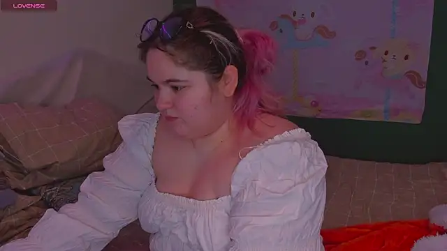 Freakcute  online show from February 27, 2025, 5:26 pm