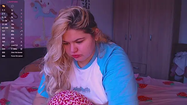 Freakcute  online show from October 3, 2025, 2:07 pm