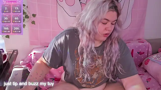 Freakcute  online show from December 1, 2025, 12:50 pm