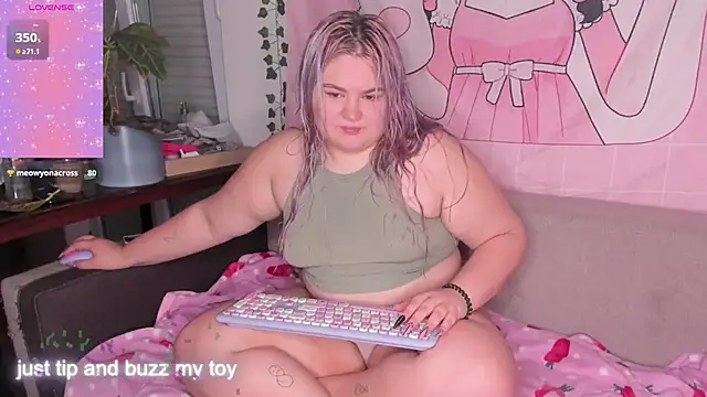 Freakcute  online show from November 19, 2025, 4:07 pm