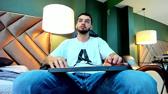 Michael magno online show from October 16, 2025, 8:39 pm