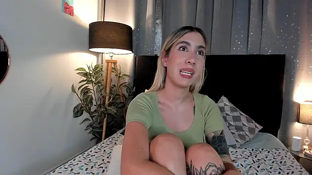 Snapshot of Lauren-Rosse chatting on February 18, 2025, 2:16 am Lauren-Rosse online show from February 18, 2025, 2:16 am