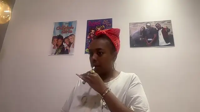 Snapshot of ChocolateCakeQueen chatting on June 15, 2026, 12:22 am ChocolateCakeQueen online show from June 15, 2026, 12:22 am