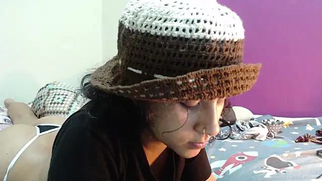 AlinaWoolf  online show from May 14, 2026, 6:21 am
