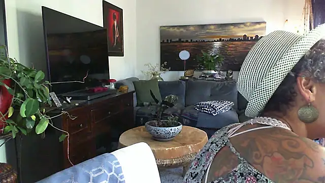 Snapshot of CeceilaMoon chatting on October 16, 2025, 3:31 pm CeceilaMoon online show from October 16, 2025, 3:31 pm