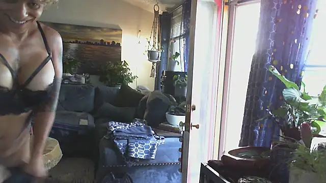 Snapshot of CeceilaMoon chatting on October 19, 2025, 4:32 pm CeceilaMoon online show from October 19, 2025, 4:32 pm