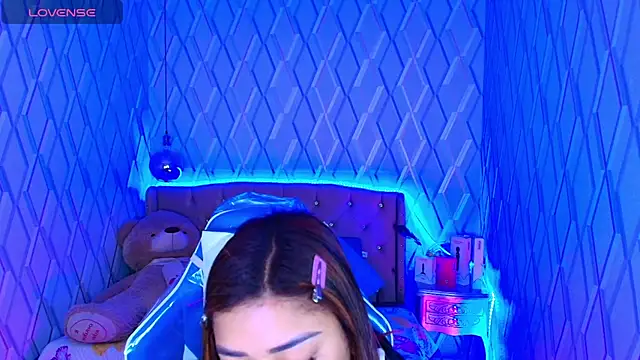 NicolleTaylor online show from October 14, 2025, 4:02 am