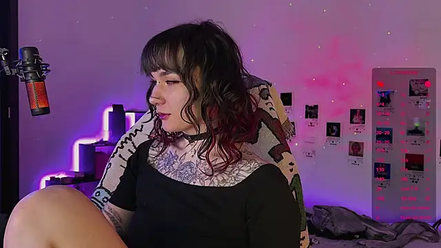 deadlysweet online show from October 6, 2025, 2:02 am