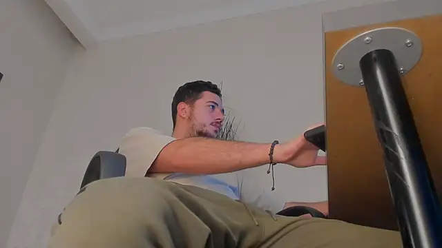 Snapshot of JoshKnights chatting on November 4, 2025, 6:28 am JoshKnights online show from November 4, 2025, 6:28 am