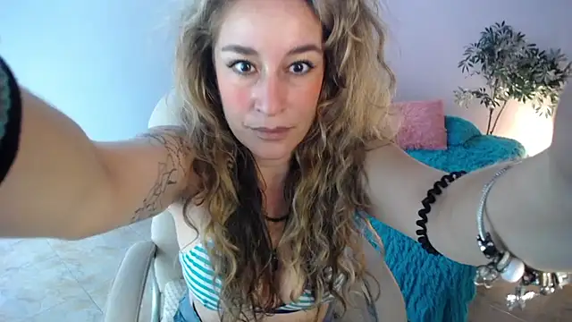 Paula Paz online show from November 6, 2025, 3:16 pm