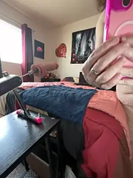 fatfabulous1981 online show from April 17, 2026, 10:12 pm