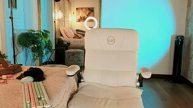 Victoria-Harper online show from November 14, 2025, 11:36 am