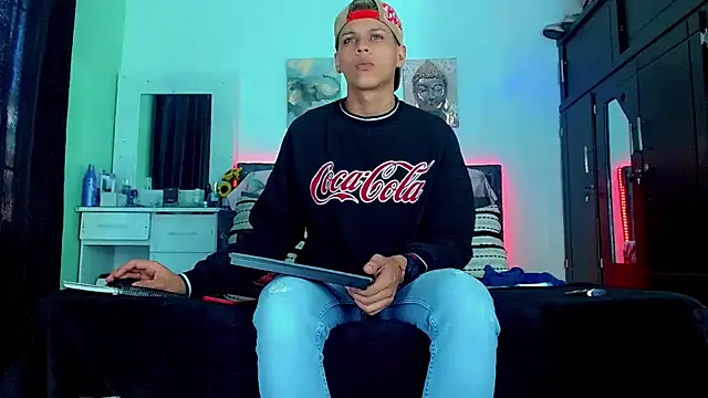 Liamscott  online show from September 12, 2025, 9:03 pm