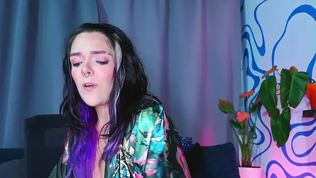 Snapshot of purple_em69 chatting on November 5, 2025, 4:37 am purple em69 online show from November 5, 2025, 4:37 am