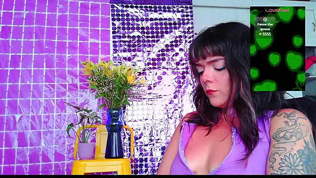 Snapshot of purple_em69 chatting on February 25, 2025, 6:23 pm purple em69 online show from February 25, 2025, 6:23 pm