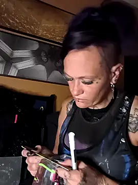 renegade vyxxen online show from April 21, 2026, 3:02 am