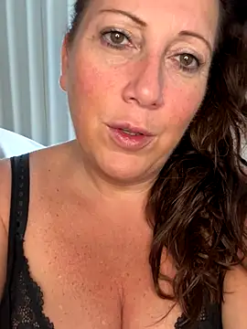 xsexycurvymilf online show from October 5, 2025, 1:24 pm