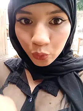 Snapshot of hanaa_18 chatting on February 13, 2025, 5:11 pm hanaa 18 online show from February 13, 2025, 5:11 pm