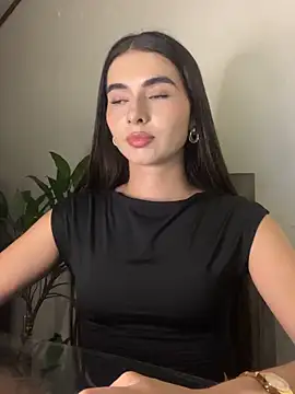 Coralinee 01 online show from December 22, 2025, 1:28 am