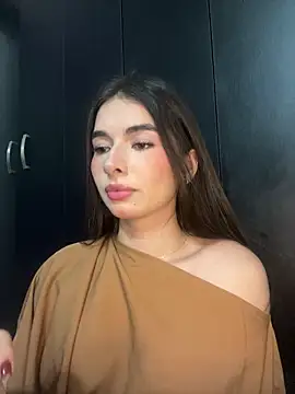 Coralinee 01 online show from February 24, 2026, 1:28 am