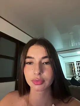 Snapshot of Coralinee_01 chatting on May 9, 2026, 12:47 am Coralinee 01 online show from May 9, 2026, 12:47 am