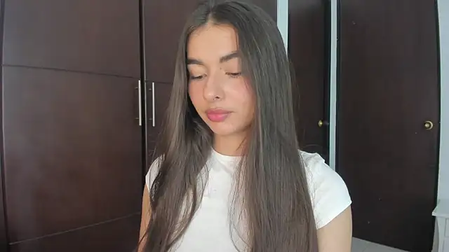 Coralinee 01 online show from January 31, 2025, 11:56 pm