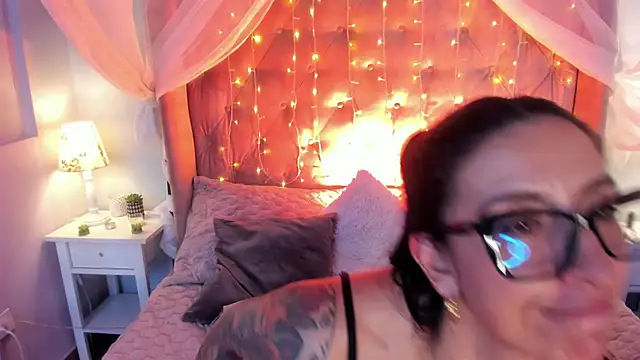 kira moon   online show from March 5, 2025, 8:32 pm