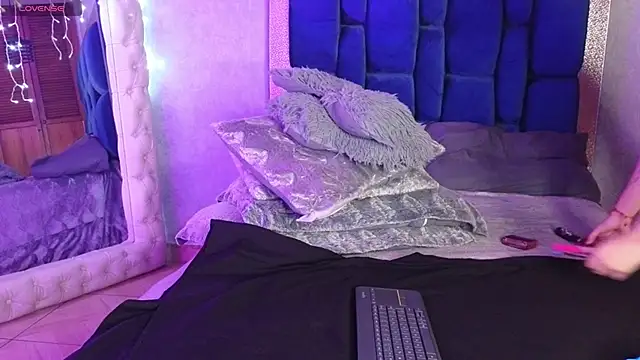 ashley brend online show from October 5, 2025, 8:21 pm