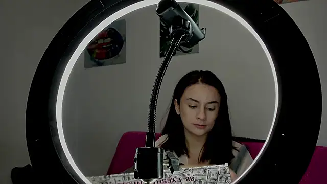 kassandra james online show from September 10, 2025, 7:02 pm