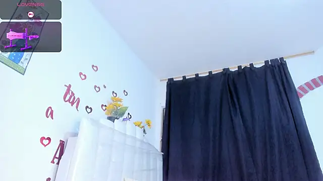 Snapshot of RoxannaBlanche chatting on June 10, 2026, 11:11 am RoxannaBlanche online show from June 10, 2026, 11:11 am