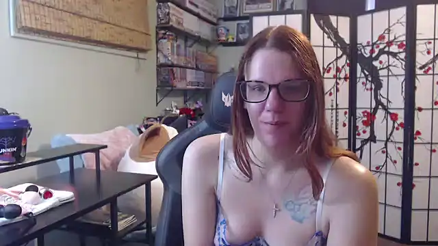 Sarahtineke online show from July 12, 2026, 3:02 pm