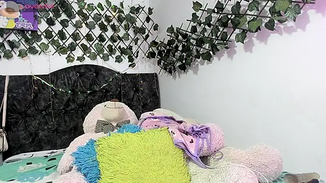 Snapshot of PaulinaSwan chatting on October 9, 2025, 4:24 am PaulinaSwan online show from October 9, 2025, 4:24 am