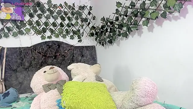 Snapshot of PaulinaSwan chatting on October 11, 2025, 5:03 pm PaulinaSwan online show from October 11, 2025, 5:03 pm