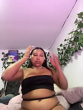 Snapshot of PaulinaSwan chatting on September 12, 2025, 4:40 pm PaulinaSwan online show from September 12, 2025, 4:40 pm