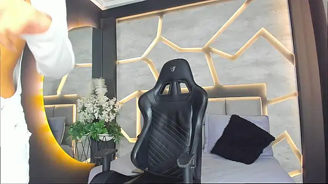 LiaWood  online show from March 11, 2025, 5:35 pm