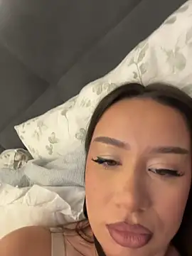 deliaroyal online show from November 16, 2025, 2:11 pm