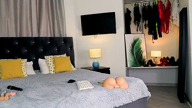 InvitingTina online show from October 5, 2025, 8:27 am