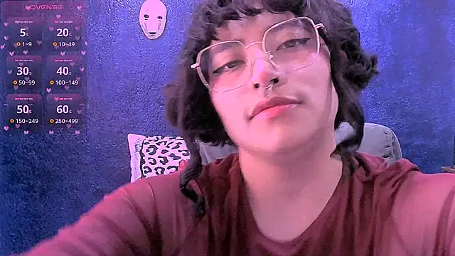 NinaYellow online show from June 17, 2026, 1:43 pm