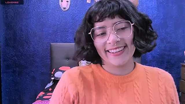 NinaYellow online show from November 7, 2025, 3:38 pm