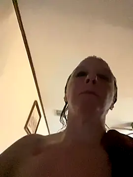 Snapshot of Everlyrose27 chatting on October 3, 2025, 4:19 pm Everlyrose27 online show from October 3, 2025, 4:19 pm