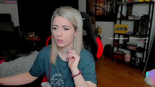 Snapshot of Lisaonthemoon chatting on March 4, 2026, 6:48 pm Lisaonthemoon online show from March 4, 2026, 6:48 pm