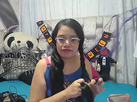 KEYRA-MILLER- online show from November 4, 2025, 2:04 am