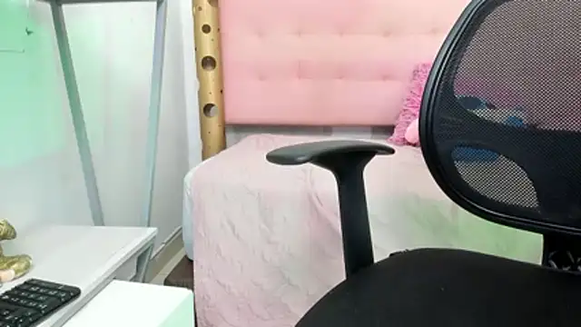 Snapshot of Cloeandtyfanny chatting on November 12, 2025, 8:45 pm Cloeandtyfanny online show from November 12, 2025, 8:45 pm