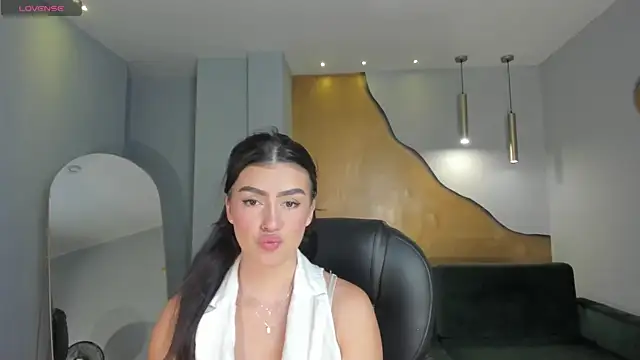 PaulinaSantos  online show from May 19, 2026, 7:43 pm